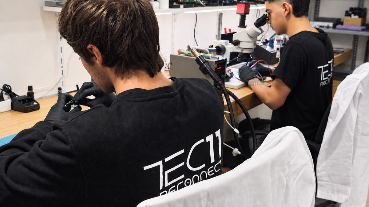 Equipo de TEC-11 reparando dispositivos en el taller de Jaca