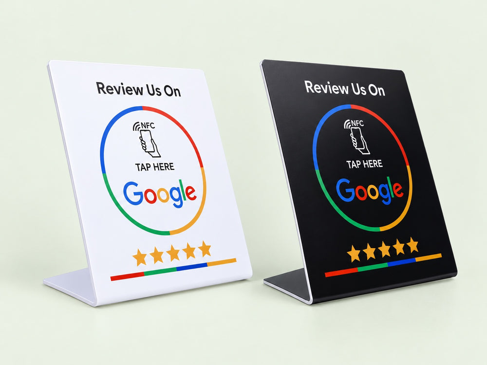 Expositor NFC para reseñas de Google en blanco y negro, con pie integrado